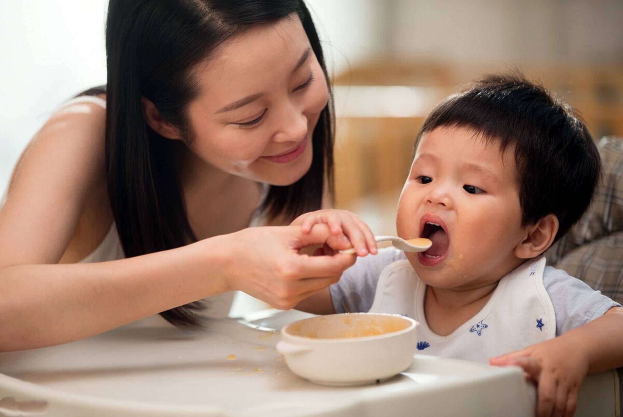 孩子|当宝宝发出几种“信号”，小心过度喂养了宝妈别以“吃饱”为傲