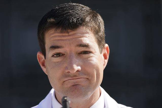 白大褂|川普的美男计：白宫御医的时尚政治，白大褂配西装领带有讲究