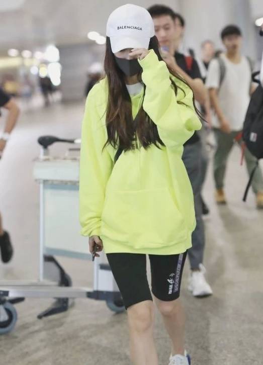 女王|怪不得杨颖成不了带货女王，看她穿的“原谅裙”，一般人不敢驾驭