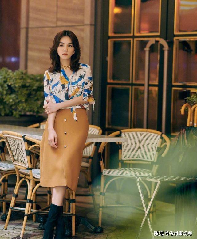 礼服|39岁陈嘉桦不低调，黑色抹胸配阔腿裤礼服超有范，时尚减龄又高级