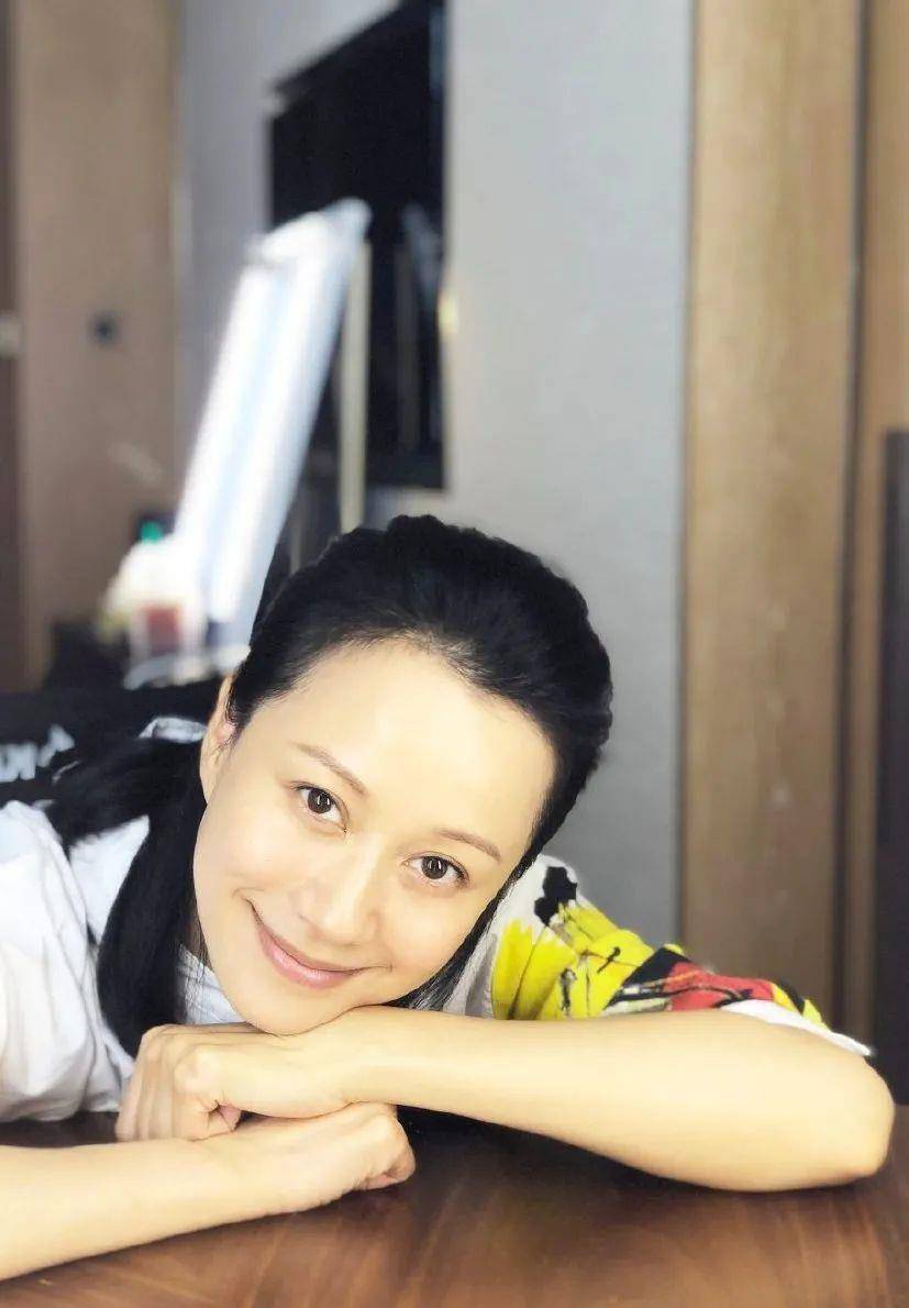 印象里的倪虹洁身材好,长相也非常能打,虽然露面不多,但她也在采访中