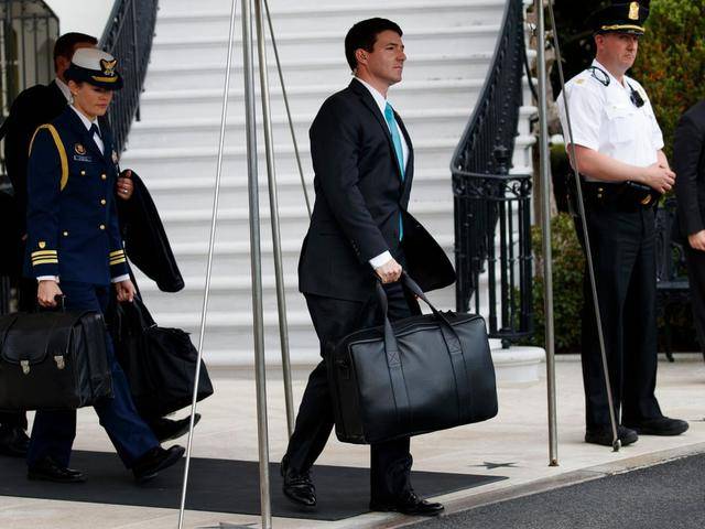 白大褂|川普的美男计：白宫御医的时尚政治，白大褂配西装领带有讲究