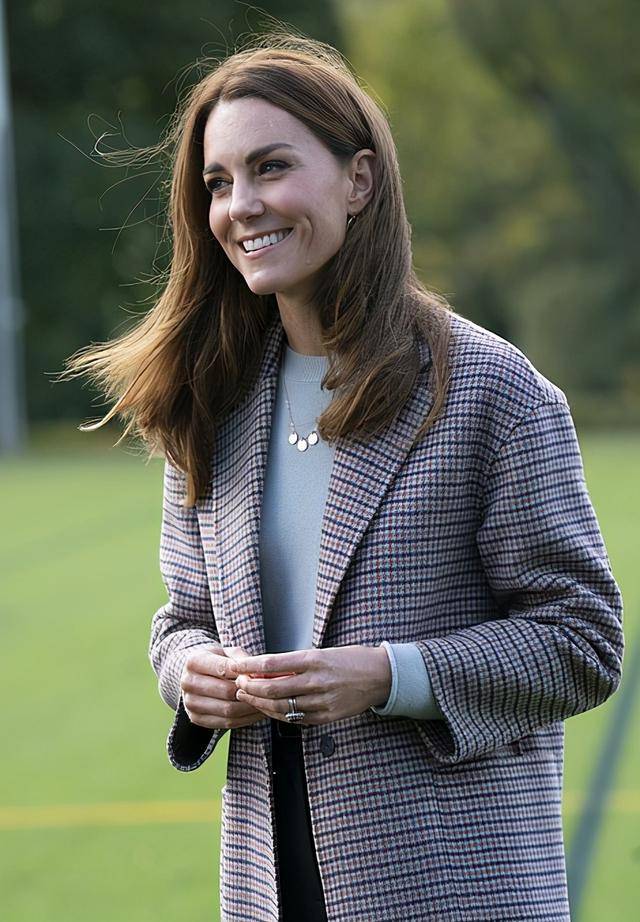 大衣|凯特王妃穿新衣亮相！穿2千块格纹大衣像路人，只能靠三娃赢梅根