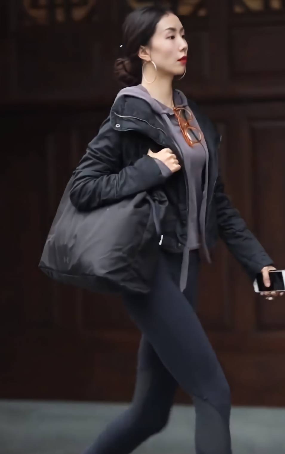 耐克|成都小姐姐引领了潮流，带火耐克牌“芝麻裤”，显瘦耍酷全靠它！