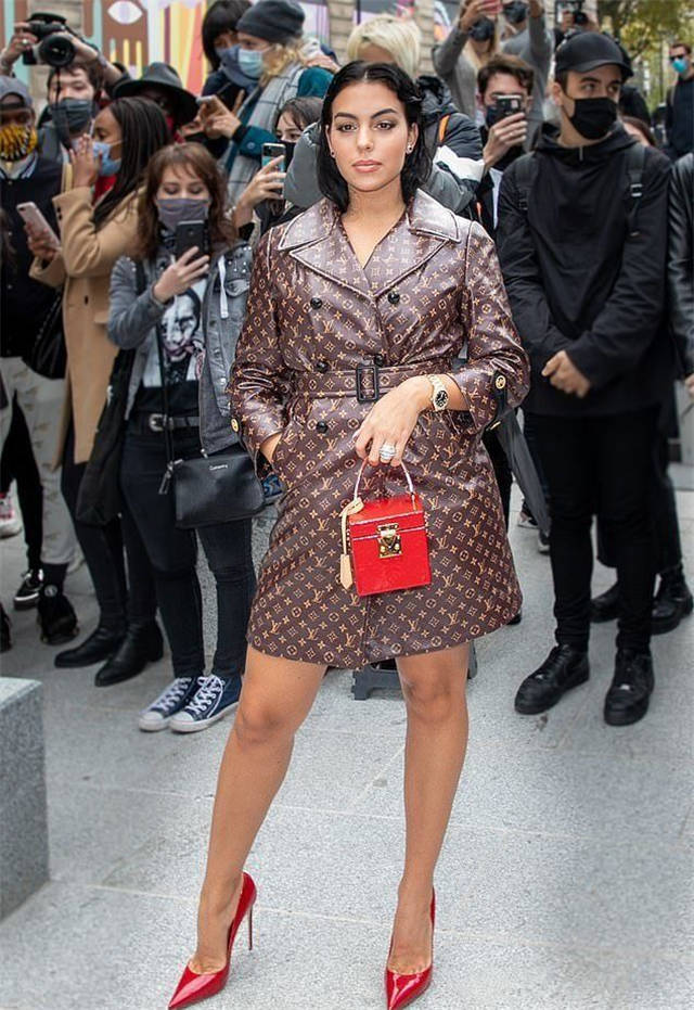 派上用场|C罗女友穿贵妇装去时装秀！卖包经验派上用场，熟练摆拍配合摄像