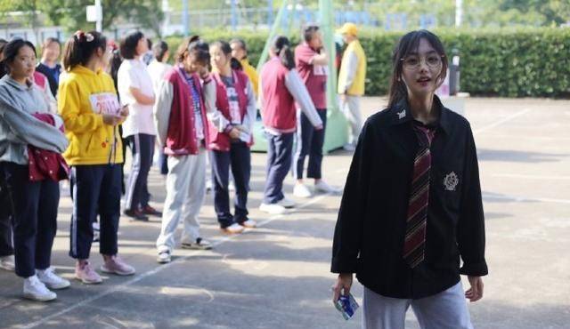 满天星小姐姐全班穿制服就她不一样与人合影班花脸怎么也挡不住