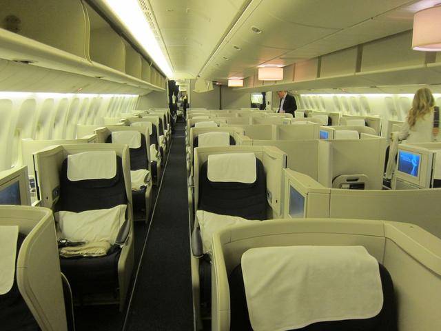 英航777头等舱从历史上看,英国航空的头等舱和商务舱座位并不是行业