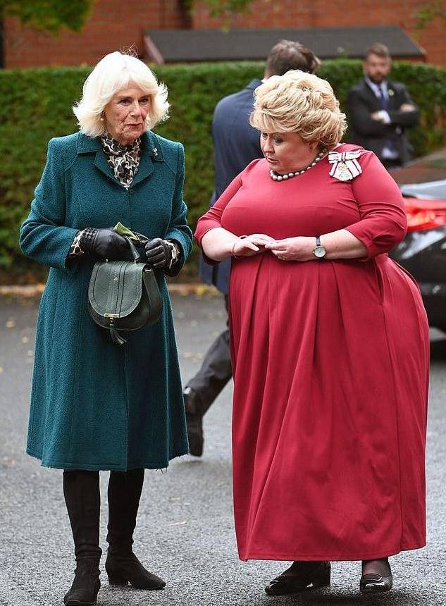 卡米拉|卡米拉真风光！一身翡翠绿抢了儿媳凯特风头，拎香奈儿包有王后范