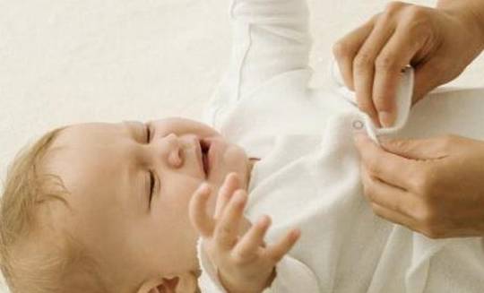 肚脐|妈妈一时手欠，差点要了宝宝的命新生宝宝肚脐迟迟不脱落