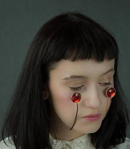 效果|戴在脸上的珠宝，有整容效果？网友：时尚是越来越看不懂了！