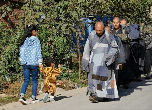 僧人内衣_僧人背影图片(2)