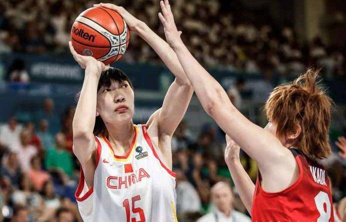 她身高2米07效力于wnba,是中国女篮核心球员,颇有郑海霞的气势