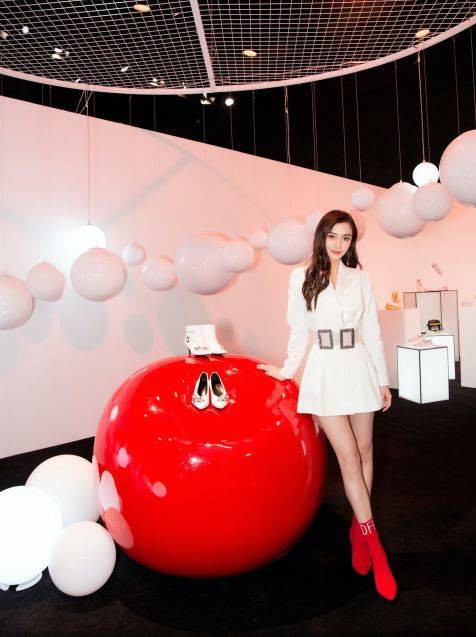 名媛|Angelababy与顶级名媛闺蜜团聚会，合照站靠边位似《三十而已》