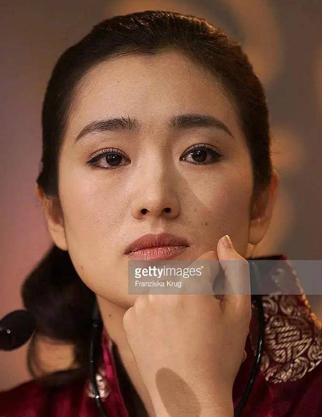 脸部|巩俐太自信了吧,出席活动基本都是裸唇,脸部特写就是两个字标致