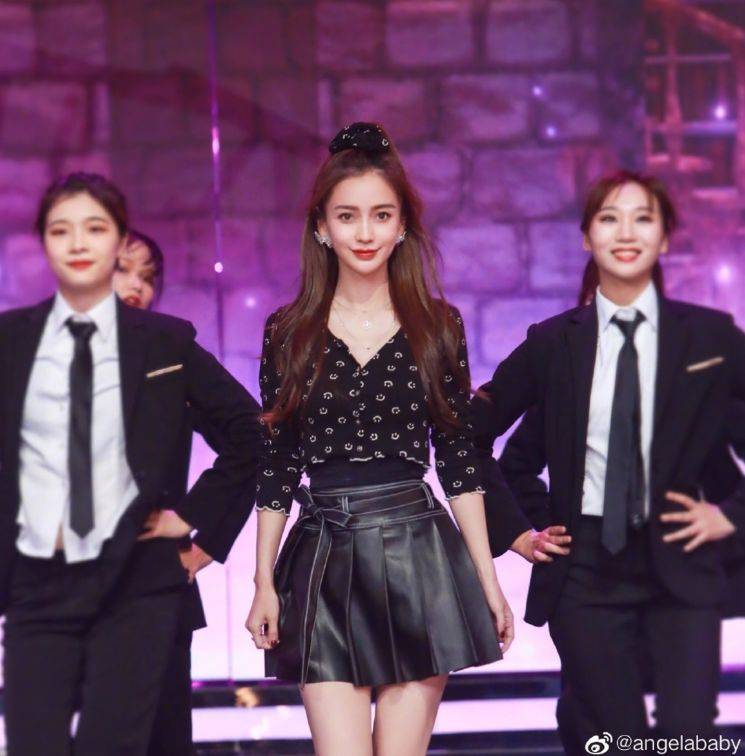 名媛|Angelababy与顶级名媛闺蜜团聚会，合照站靠边位似《三十而已》