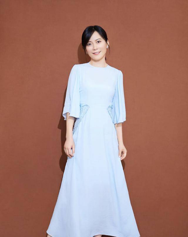 气质|俞飞鸿真是中年女性的典范，风衣配针织衫穿出高级感，哪像70后