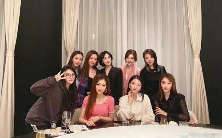 名媛|Angelababy与顶级名媛闺蜜团聚会，合照站靠边位似《三十而已》