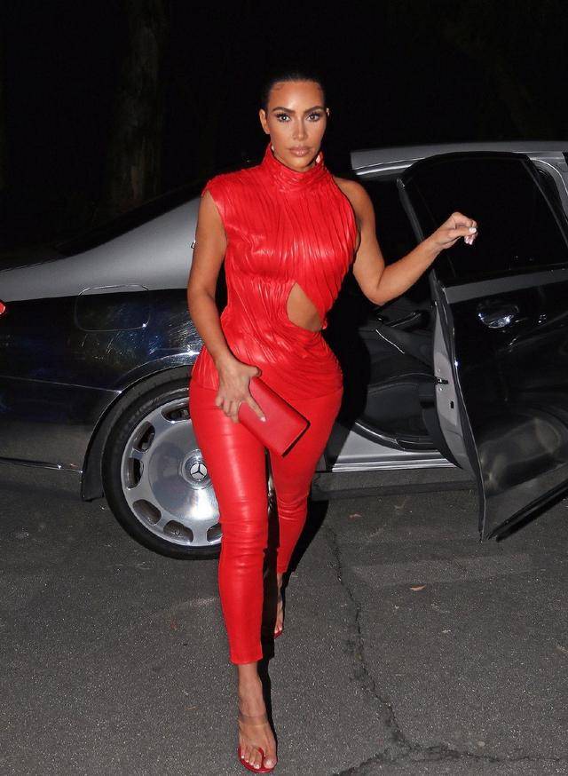 黑人|卡戴珊和黑人老公吃饭大方秀素颜，油光满面，却比化了妆还好看