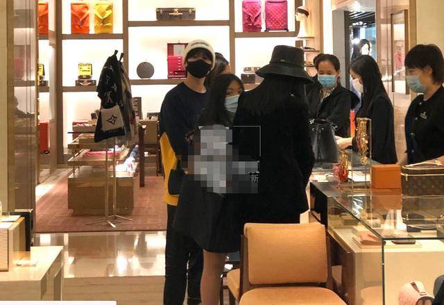 李湘带女儿逛奢侈品店，出手阔绰排场大，母女