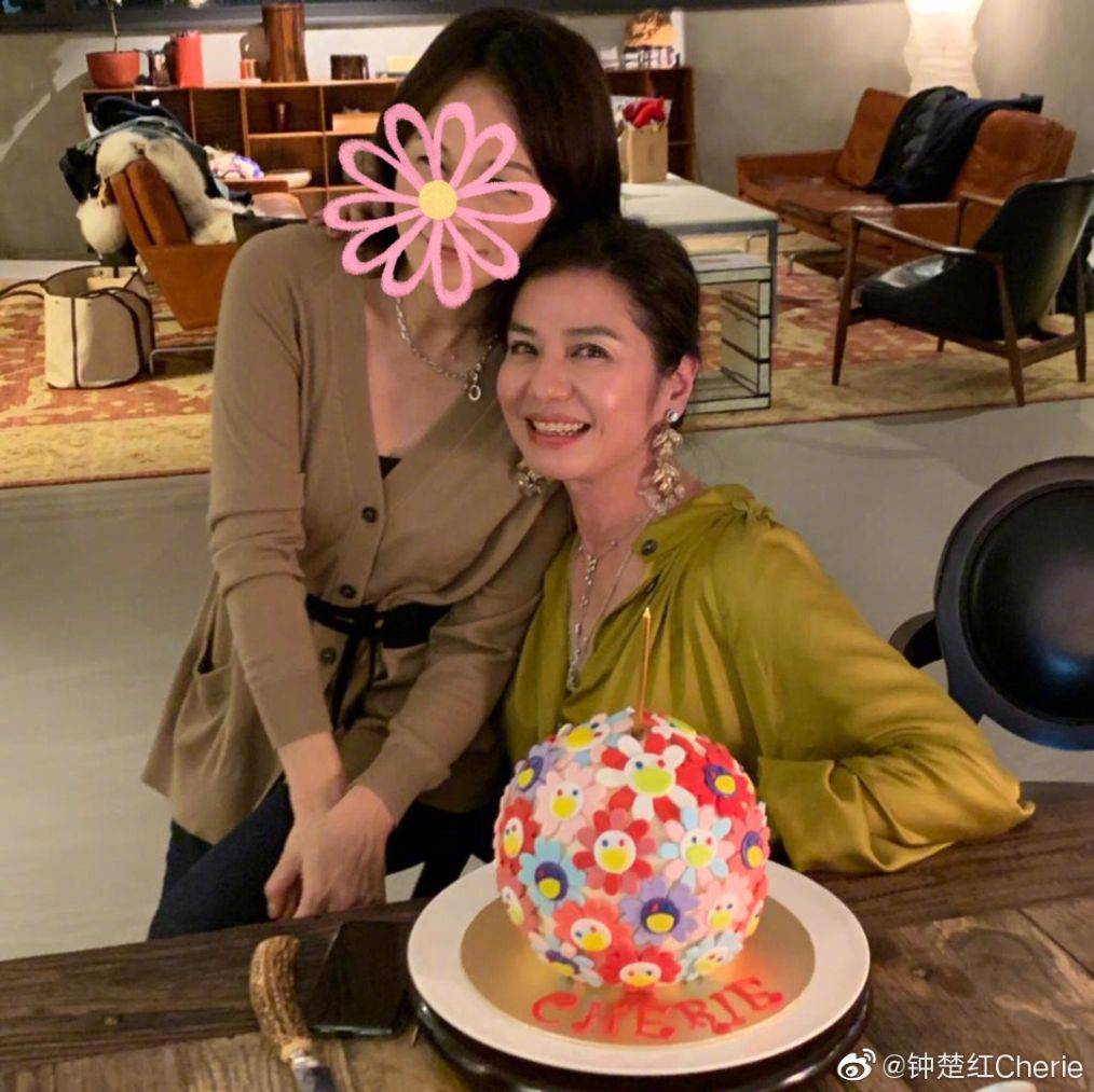 皱纹|真美女都不整容,钟楚红老了虽有皱纹,但气质优雅依然漂亮!