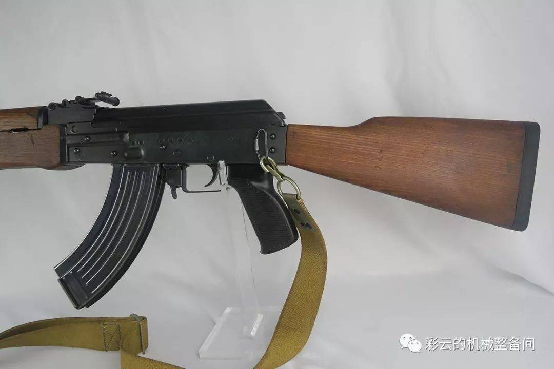 枪托的形状也和rpk不同,类似ak-47的枪托.