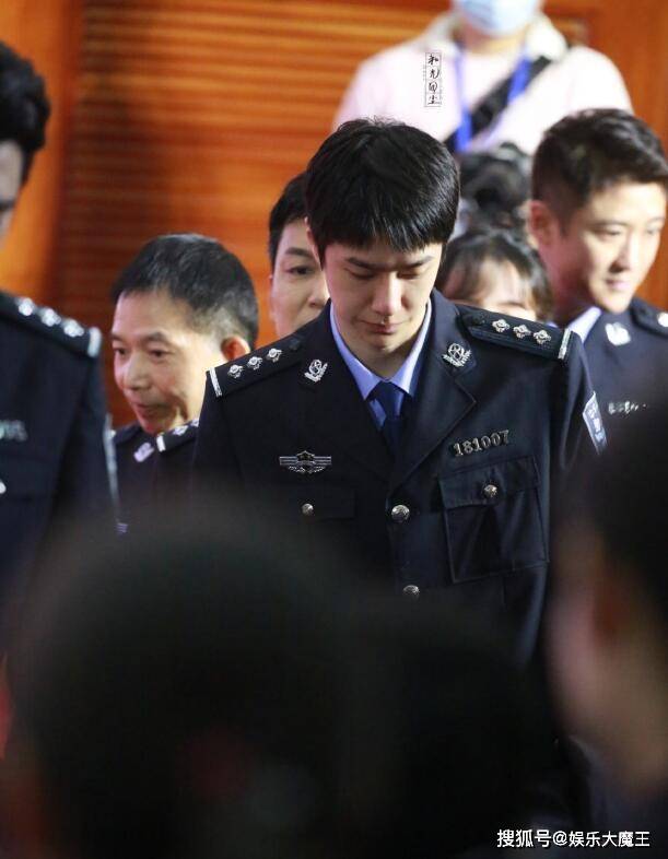 王一博穿警服一身正气，与钱枫同框二人脸蛋大