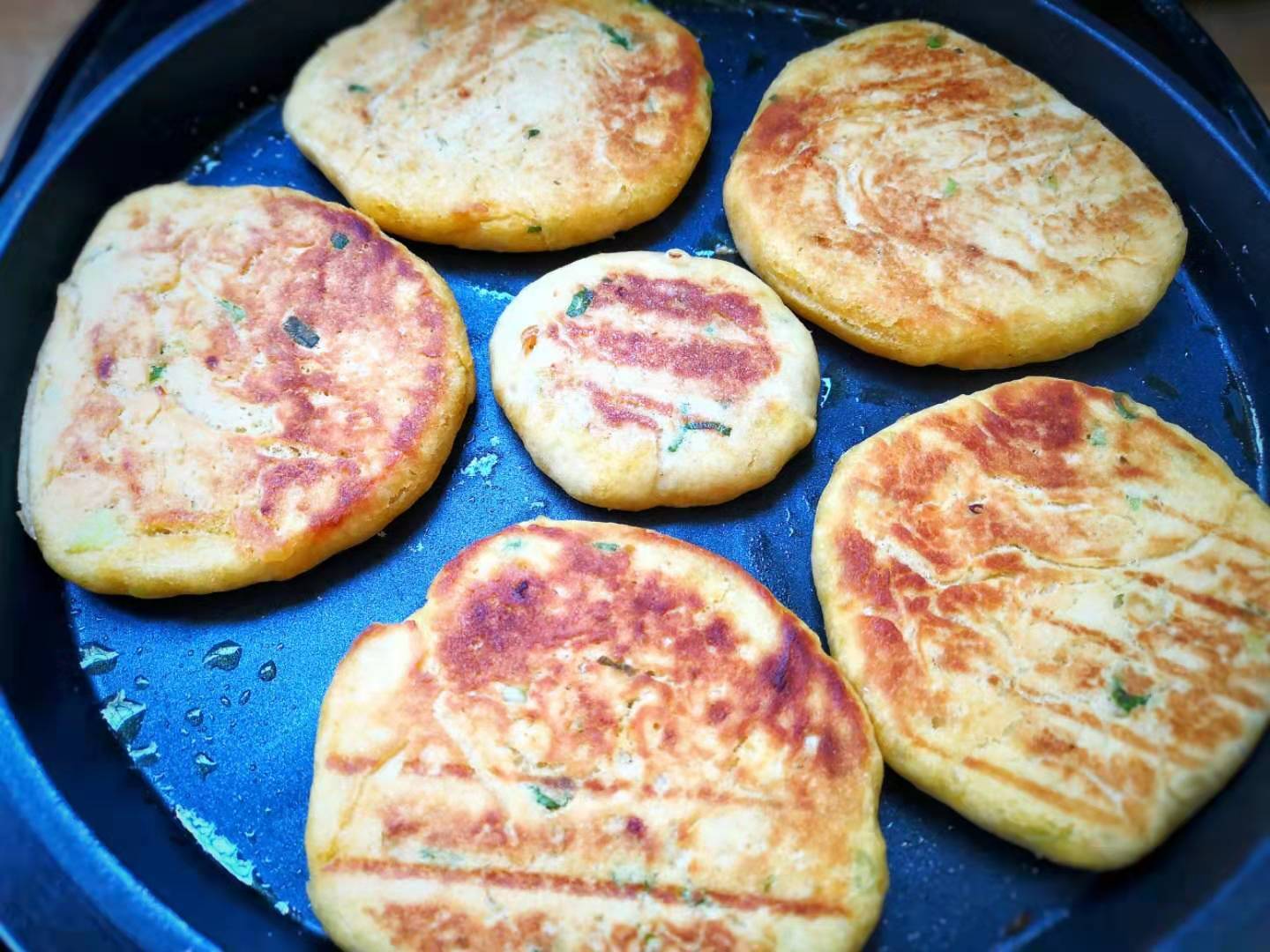 葱花饼|开水一烫,咸香诱人,隔三差五必吃1顿秋天清理肠胃就吃这个饼