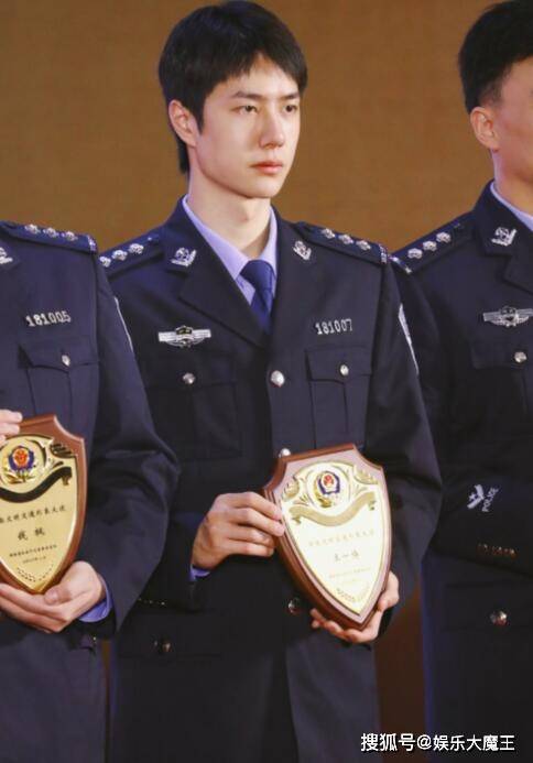 王一博穿警服一身正气，与钱枫同框二人脸蛋大