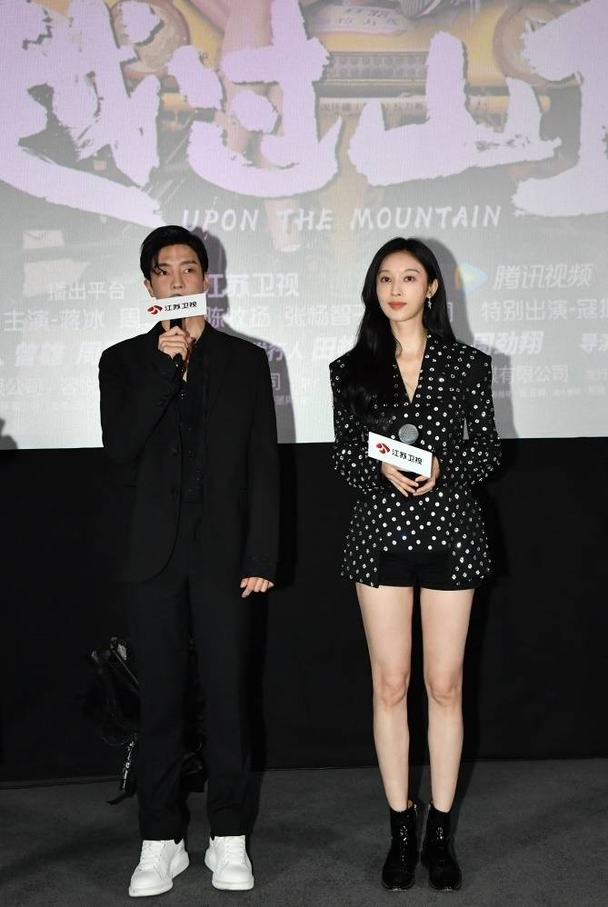 张俪、高瀚宇主演《越过山丘》今日开播 题材聚