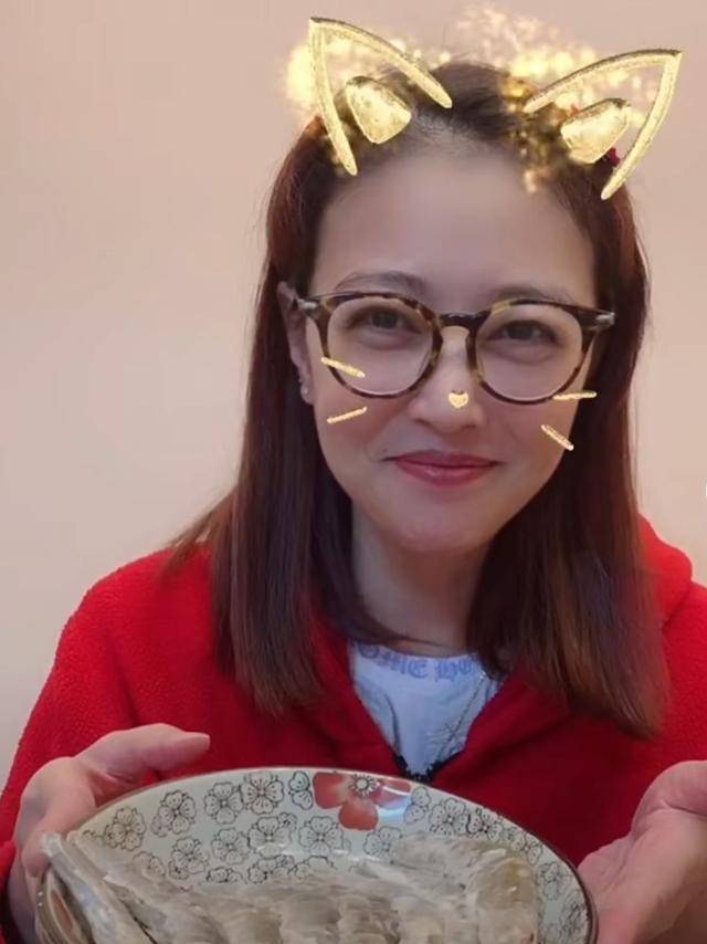 眼袋|周海媚素颜出镜，53岁状态很真实，眼袋很深也有鱼尾纹！