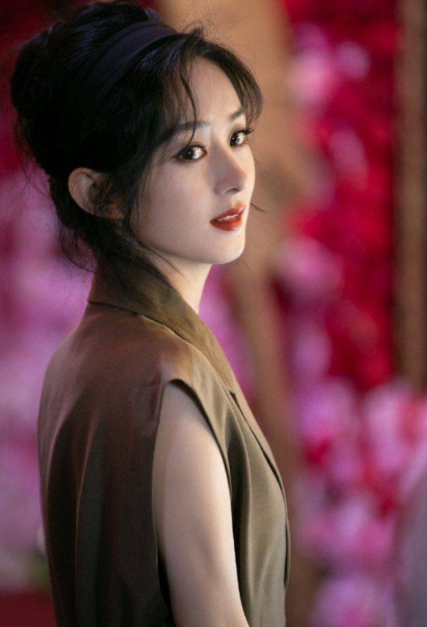 身高|赵丽颖拍戏被偶遇，真实身高公开，看着最多只有1米6