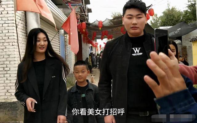 大衣哥儿子婚姻不被看好,儿媳漂亮大方气场强,小伟难以驾驭_朱之文