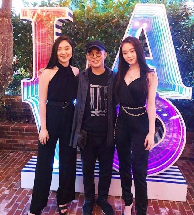 女儿晒身材自称交通锥，看完脸，终于明白李连