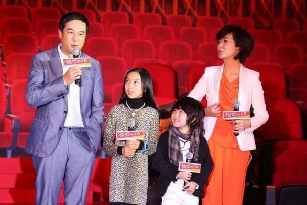 显得|江珊穿上纯色的服装，看着真挺有贵气感的，随性搭配却显气场