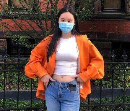 李连杰|李连杰17岁女儿晒美照，身材凹凸有致，一点不输利智