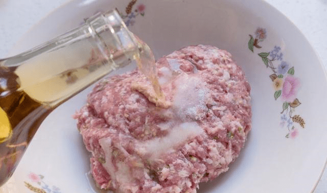 羊肉馅怎么做好吃不膻 b958db7319844edd86d6ef5f29abeea3.png