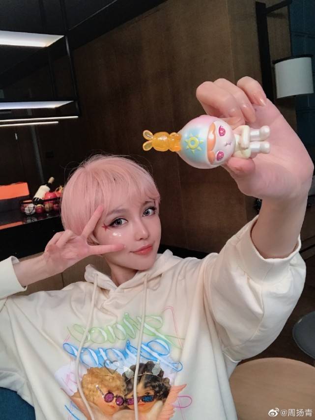 脸蛋|周扬青大秀公仔妆,粉发泪钻配透亮水嫩脸蛋,整个人美如洋娃娃