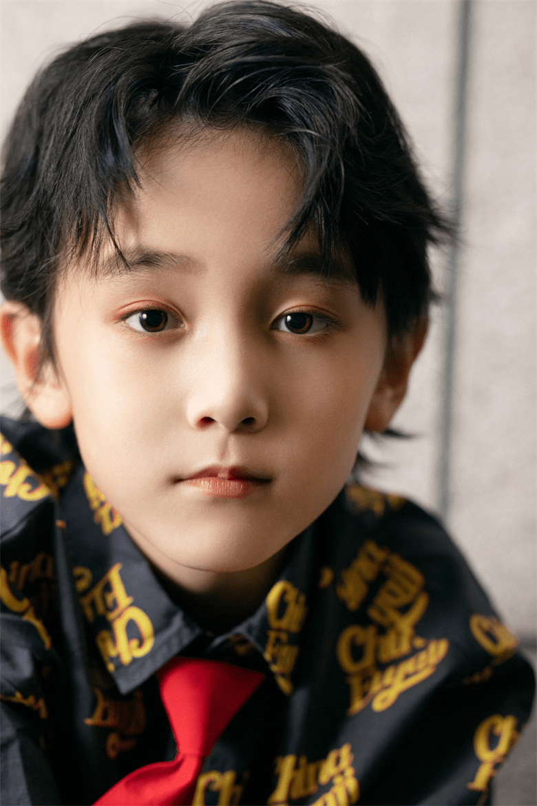 时装周|黄振宸上海春夏时装周前排看秀 少年意气风发