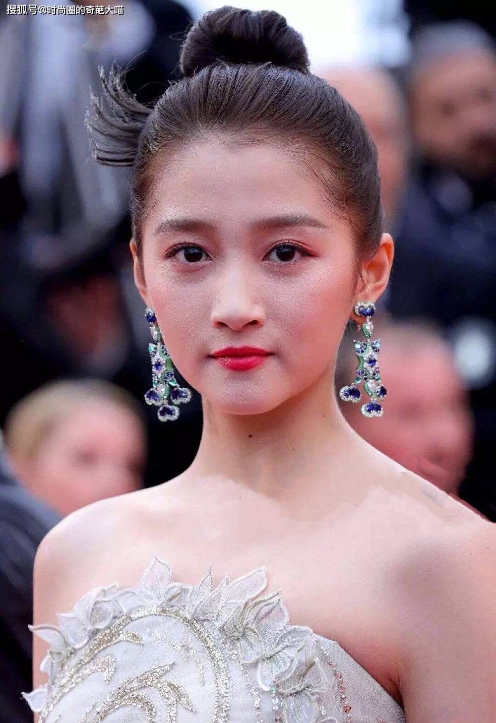 娜扎|娜扎颜值太能打！生图下皮肤嫩似剥壳鸡蛋，把关晓彤按在地上摩擦