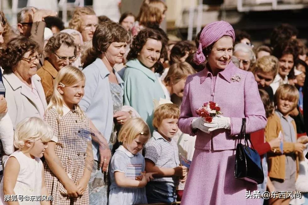 女王|94岁女王个人风格极其鲜明，不论穿什么颜色，总是搭同一款包包