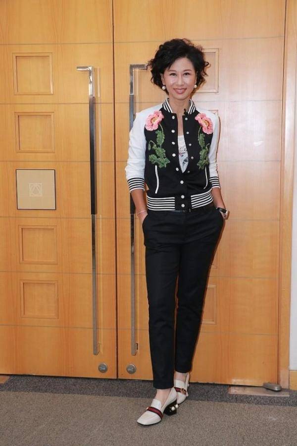 黑色|叶倩文才是冻龄的代表吧,不仅身材比例好,还有一种少女感