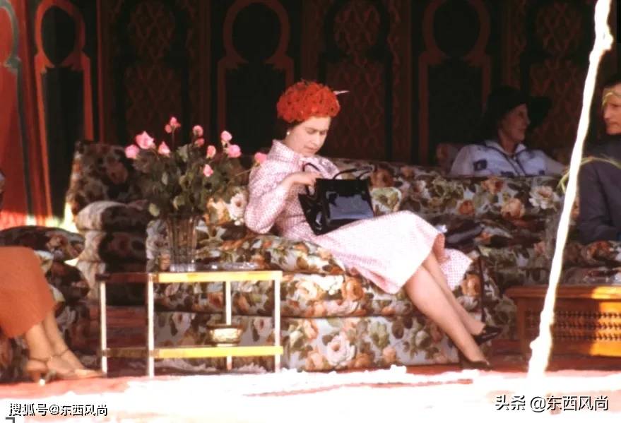 女王|94岁女王个人风格极其鲜明，不论穿什么颜色，总是搭同一款包包