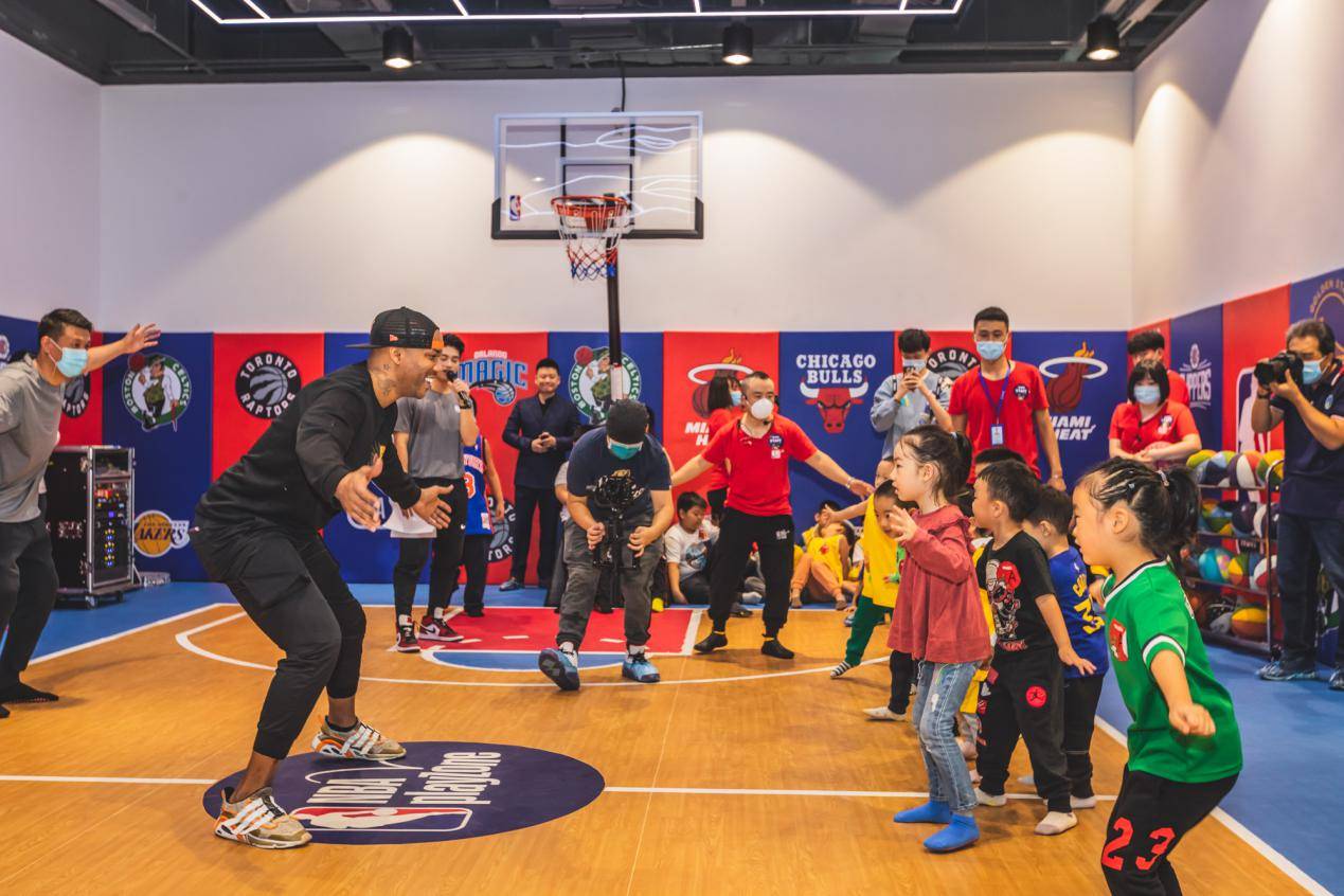 《NBA乐园天津熙悦汇店盛大开幕，马布里亲临现场与球迷互动》