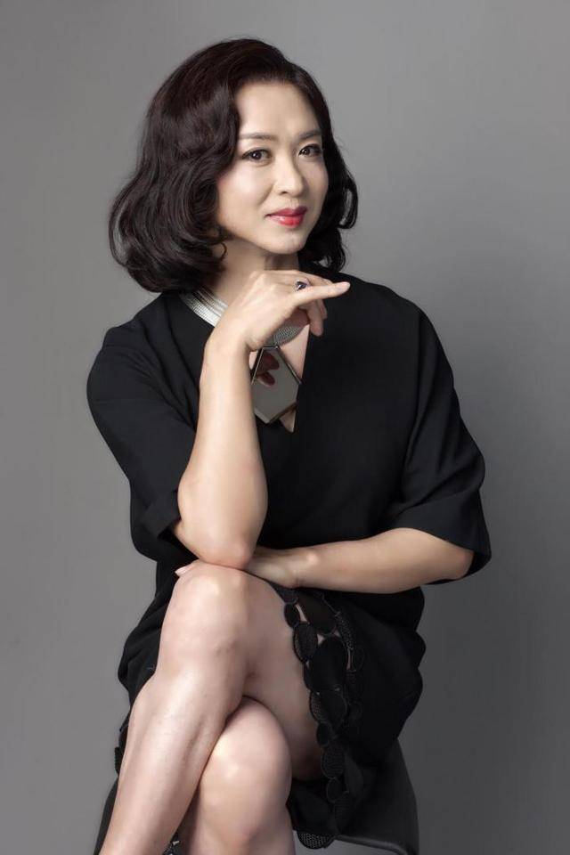 旗袍|53岁金星看秀太女人,灰裙大红唇显贵气,油光满面皱纹遮不住