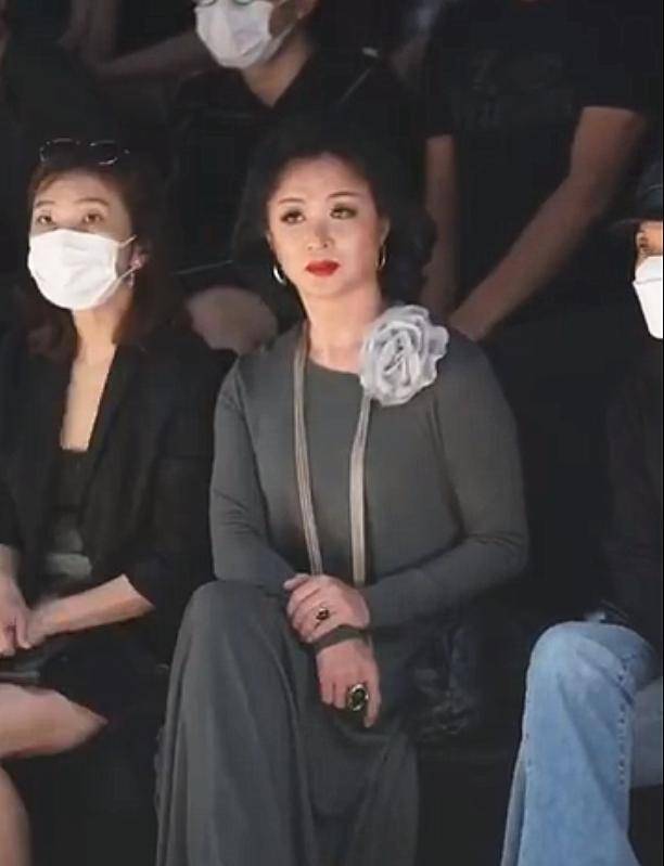 旗袍|53岁金星看秀太女人,灰裙大红唇显贵气,油光满面皱纹遮不住