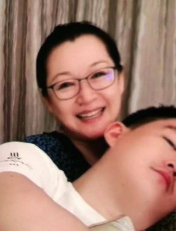 徒弟|原创赵本山女儿被徒弟跪拜引争议，获赠百万豪车，哥哥相比黯然失色