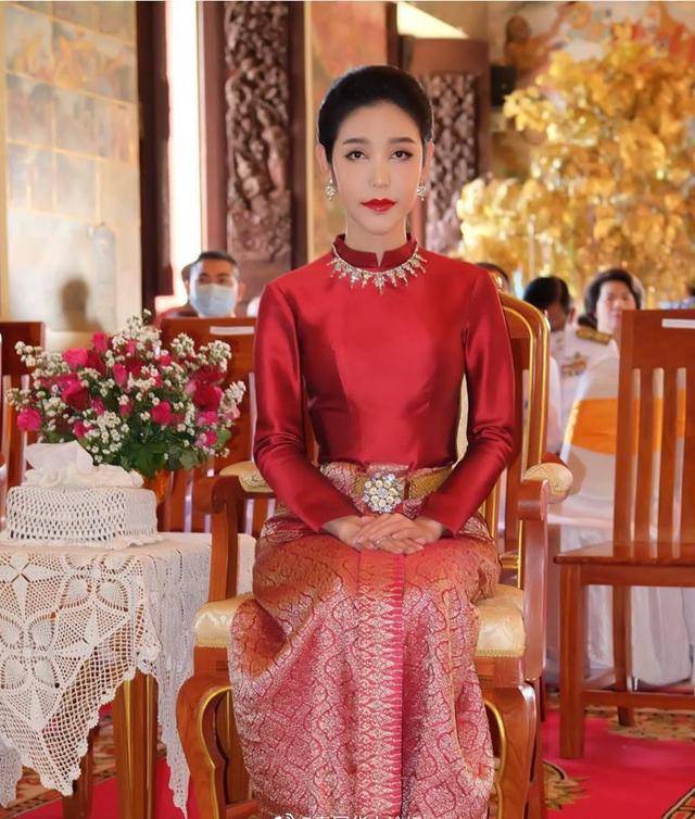 红衣|泰国变性人撞脸泰王宠妃!穿同款红衣配黑短发,怕是泰王也分不清