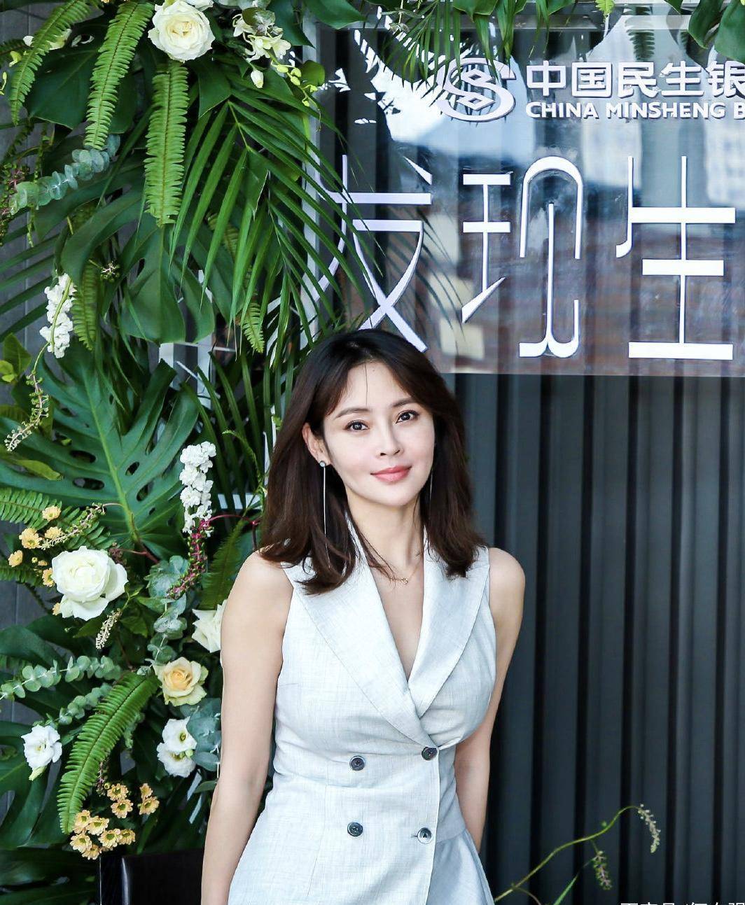 于明加身材绝了,穿白色连衣裙也掩不住丰满,裙子都快被撑爆了