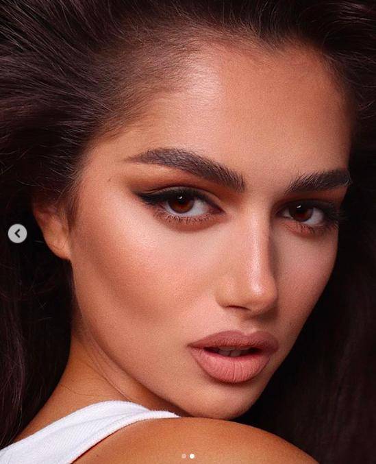 白甜|梅根上万元《财富》杂志论坛出大招，秋季肉桂奶茶新妆秒杀傻白甜主持人