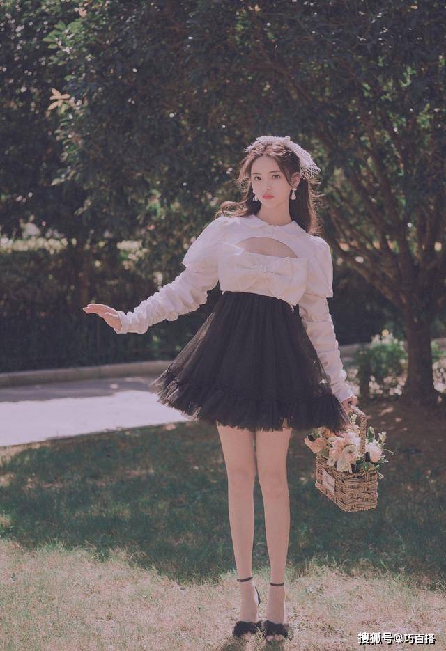 超越|杨超越时尚杂志好美！“又纯又欲”惹人爱，五官精致如同洋娃娃